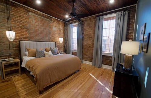Laurel Hotel | Book Your Stay at The Buzzard's Roost Inn: 9.8 Rated Rooms