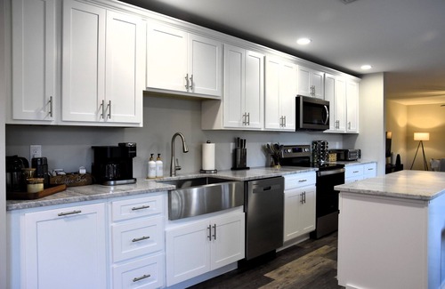 Newark House | Top-Rated Newark Nest: Modern Retreat with Amazing Kitchen