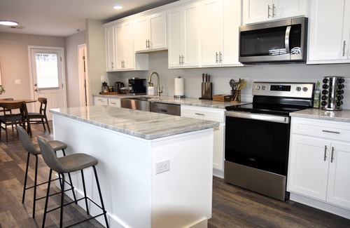 Newark House | Top-Rated Newark Nest: Modern Retreat with Amazing Kitchen