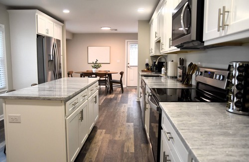 Newark House | Top-Rated Newark Nest: Modern Retreat with Amazing Kitchen