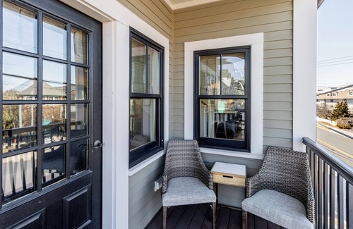 Fifth Ward House | Unmatched Comfort at The Newport Lofts with Ocean Views