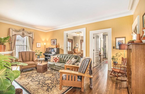 Ypsilanti Bed & Breakfast | Guest Rated: The Newton of Ypsilanti with Breakfast Included