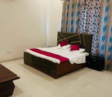 Noida Hotel | Guest Rated 9/10 at The Noida Inn - Family-Friendly Stay