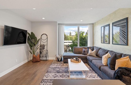 Marda Loop House | Stylish Retreat with Private Rooftop in Marda Loop