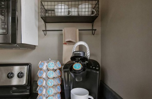 Phillips Apartment | Cozy Nook Near A&M with Comfy King Beds & Breakfast