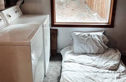 Sandy Hook House | Cozy Boho Cabin at The Nook, Steps from the Beach