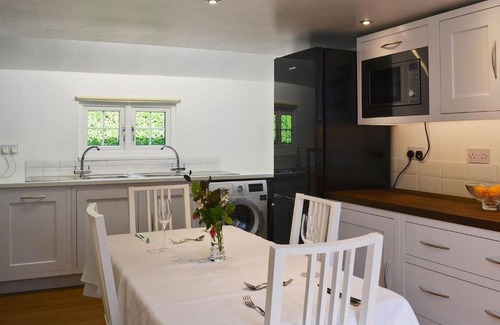 Louth House | Experience The Nook: 4-Star Family-Friendly Retreat