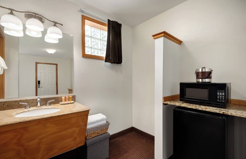 Downtown Steamboat Springs Hotel | Discover The Nordic Lodge: Pet-Friendly Getaway with Spa
