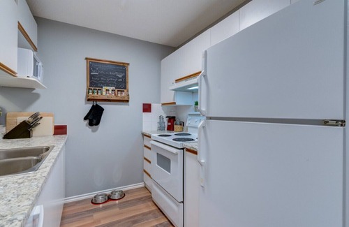 Canmore Villa | Pet-Friendly Norquay with Mountain Views and Spa Access