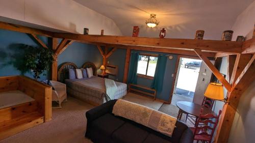 Ludington Hotel | Pet Friendly Getaway at The Nova Motel with Pool & Hot Tub