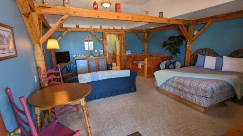 Ludington Hotel | Pet Friendly Getaway at The Nova Motel with Pool & Hot Tub