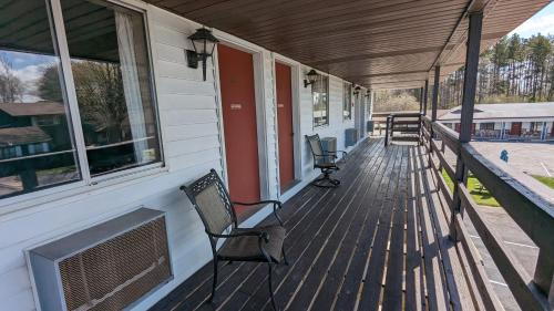 Ludington Hotel | Pet Friendly Getaway at The Nova Motel with Pool & Hot Tub
