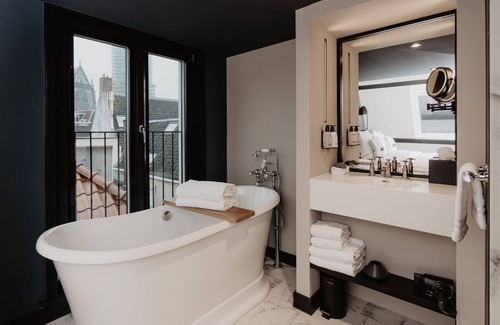 Neude Janskerkhof en Domplein Hotel | Discover The Nox Utrecht: Eco-Friendly Getaway with Breakfast