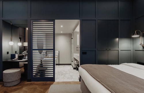 Neude Janskerkhof en Domplein Hotel | Discover The Nox Utrecht: Eco-Friendly Getaway with Breakfast
