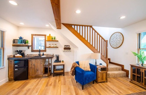 Elm Mott House | Ultimate Family Retreat: The Nuthatch Cabin Near Magnolia