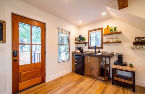 Elm Mott House | Ultimate Family Retreat: The Nuthatch Cabin Near Magnolia