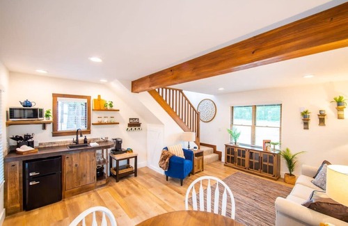 Elm Mott House | Ultimate Family Retreat: The Nuthatch Cabin Near Magnolia