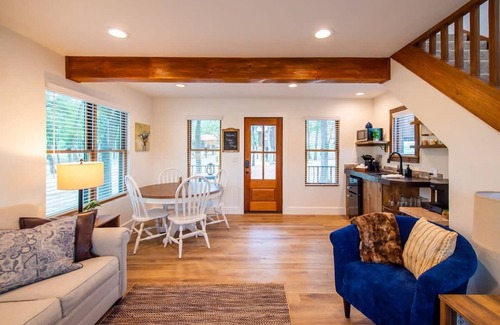 Elm Mott House | Ultimate Family Retreat: The Nuthatch Cabin Near Magnolia