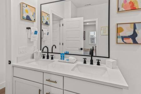 Bentonville House | Pet-Friendly O'Keeffe Boutique Hotel Suite on 2nd Floor