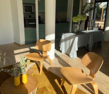 Wavre House | Family-Friendly Stay at The Oak with Kitchen Amenities