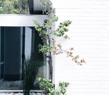 Wavre House | Family-Friendly Stay at The Oak with Kitchen Amenities