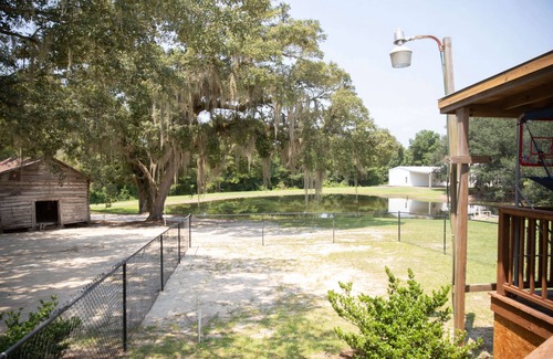 Adel House | Relax at The Oak House - Pool, Pet Friendly & Breakfast