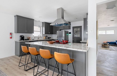 Richardson House | Guest Rated: 10/10 at The Oak with King Bed & Backyard