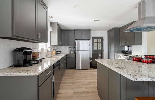 Richardson House | Guest Rated: 10/10 at The Oak with King Bed & Backyard