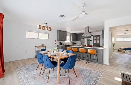 Richardson House | Guest Rated: 10/10 at The Oak with King Bed & Backyard