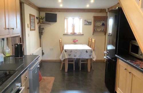 Castle Bytham House | Experience The Oak Lodge: Pet-Friendly Retreat in Stamford