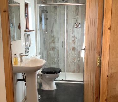 Castle Bytham House | Experience The Oak Lodge: Pet-Friendly Retreat in Stamford