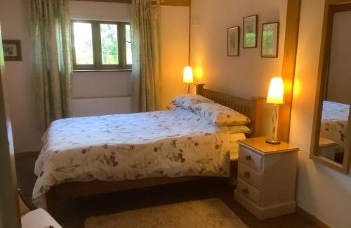 Castle Bytham House | Experience The Oak Lodge: Pet-Friendly Retreat in Stamford