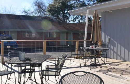 La Grange Hotel | Oceanfront Retreat at The Oak Motel - Pet Friendly & Accessible