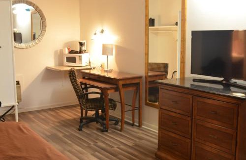 La Grange Hotel | Oceanfront Retreat at The Oak Motel - Pet Friendly & Accessible