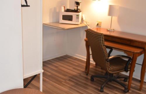 La Grange Hotel | Oceanfront Retreat at The Oak Motel - Pet Friendly & Accessible