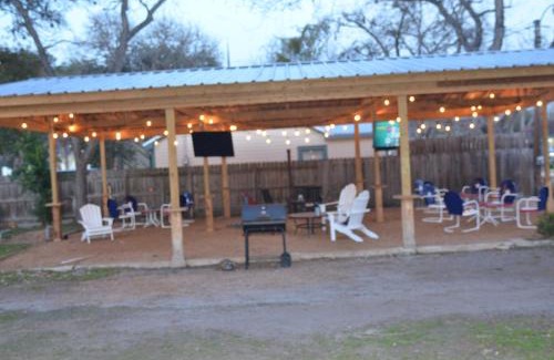 La Grange Hotel | Oceanfront Retreat at The Oak Motel - Pet Friendly & Accessible
