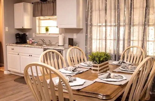 Denison House | Guest Rated: 9.8 at The Oak on Amsden with Kitchen Amenities