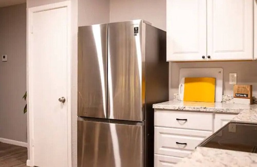 Denison House | Guest Rated: 9.8 at The Oak on Amsden with Kitchen Amenities
