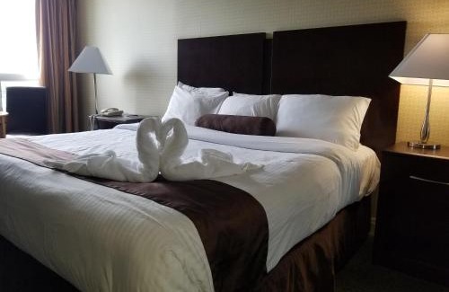 Fallsview Hotel | Discover The Oakes Hotel with Pool and Falls Views
