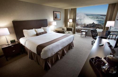 Fallsview Hotel | Discover The Oakes Hotel with Pool and Falls Views