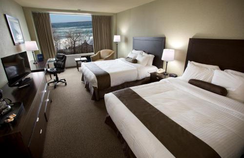 Fallsview Hotel | Discover The Oakes Hotel with Pool and Falls Views