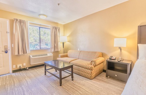Oakhurst Hotel | Discover The Oakhurst Inn at Yosemite: Pool & Spa Retreat