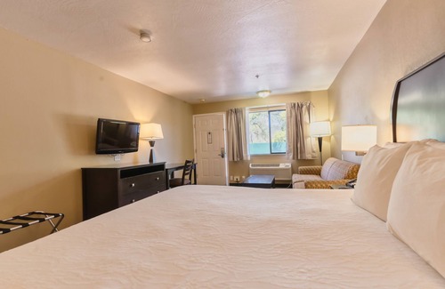 Oakhurst Hotel | Discover The Oakhurst Inn at Yosemite: Pool & Spa Retreat