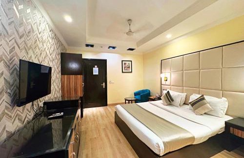 Kalkaji Hotel | Budget-Friendly Stay at The Oakland Plaza with Breakfast