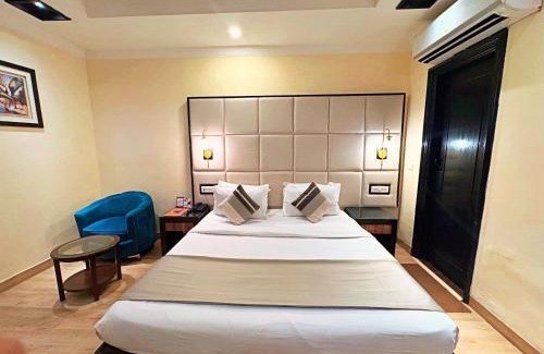 Kalkaji Hotel | Budget-Friendly Stay at The Oakland Plaza with Breakfast