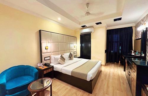Kalkaji Hotel | Budget-Friendly Stay at The Oakland Plaza with Breakfast