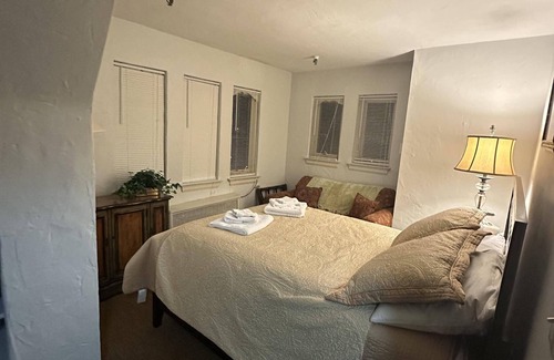 Jamestown Bed & Breakfast | Inviting Oaks B&B Hotel with Breakfast & Child-Friendly Space