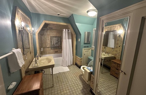 Jamestown Bed & Breakfast | Inviting Oaks B&B Hotel with Breakfast & Child-Friendly Space