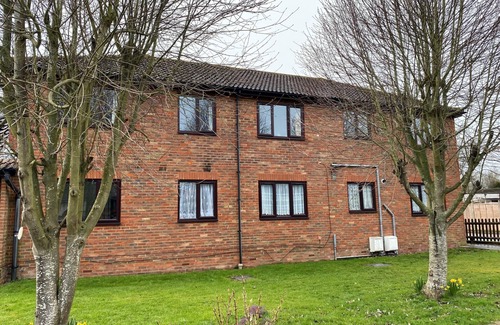Horley Apartment | Cozy Retreat at The Oaks Greenery with Breakfast Included