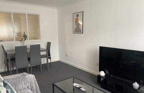 Horley Apartment | Cozy Retreat at The Oaks Greenery with Breakfast Included